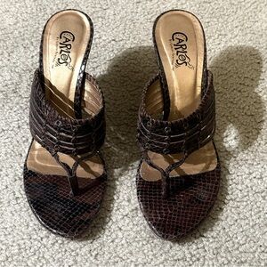 CARLOS SANTANA BROWN SNAKESKIN-EMBOSSED KITTEN-HEELED THONG SANDALS